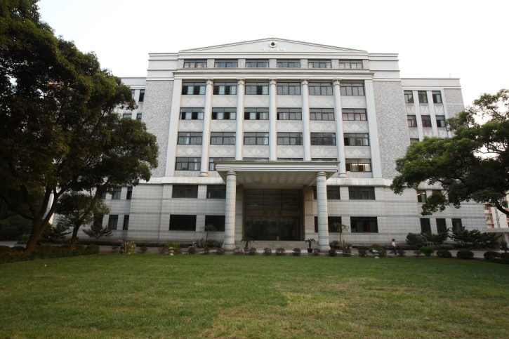  p>上海市第八中学是一所具有150余年历史的老学校,历经沧桑巨变.