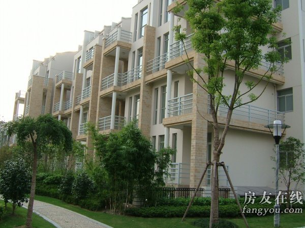 ">东方花园二期建成于2004年,靠近新镇路的东片为4层楼的叠加别墅,西