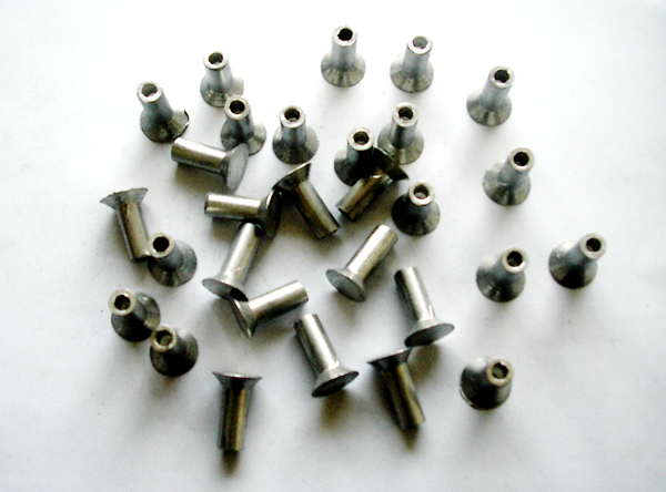 铆钉有空心和实心两大类.最常用的铆接是实心铆钉联接.