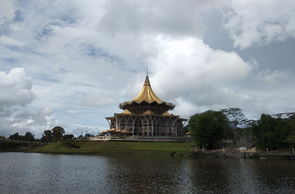 古晋是砂拉越州的首府和政治,经济及交通的中心,又