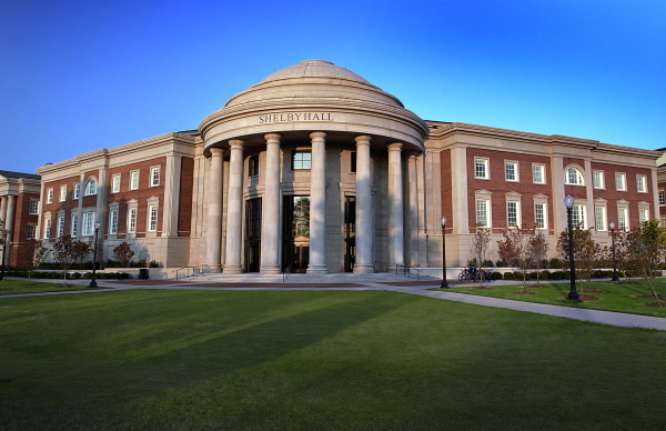 的美国公立大学系统,通常亦指该系统的旗舰分校——阿拉巴马大学(the