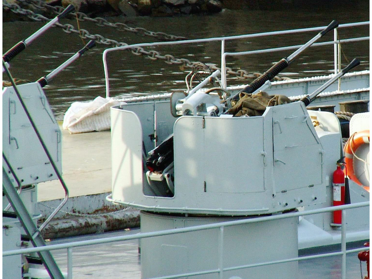  p>61式双管25毫米舰炮,是中国研制的一种小口径半自动 a target="