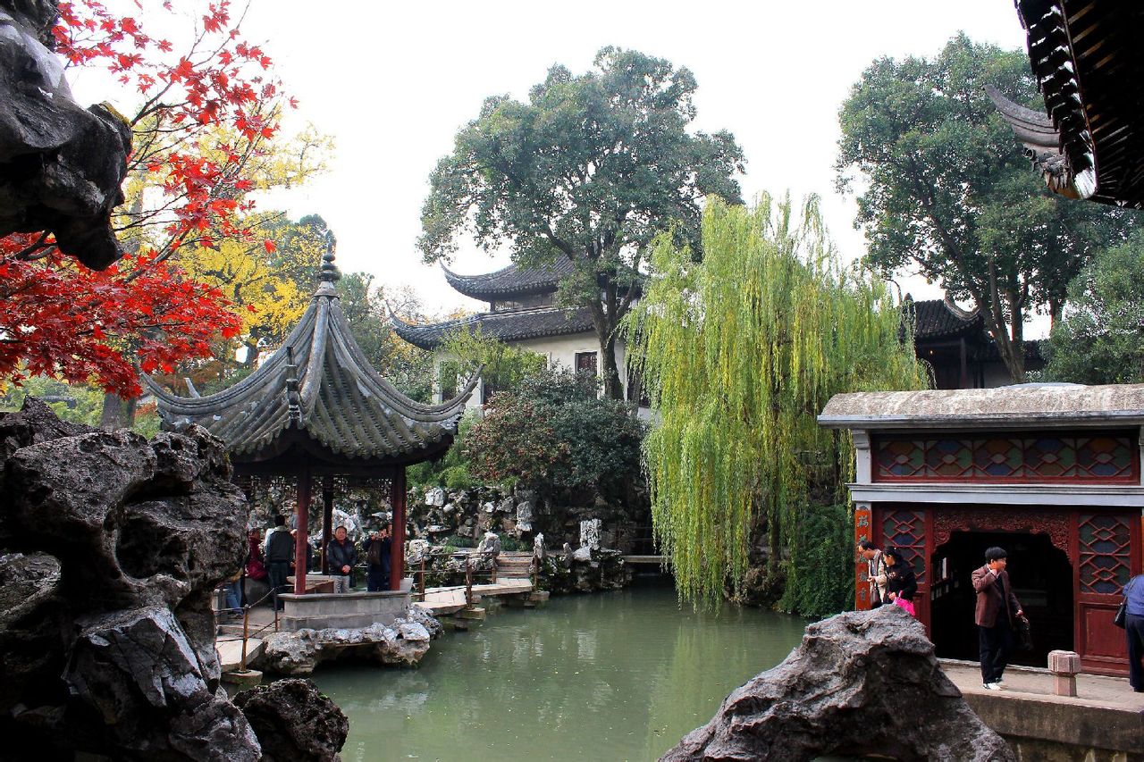  p>狮子林始建于元代至正二年(1342年),是中国古典私家园林建筑的代表