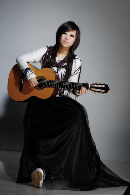  p>韩真真,1986年3月31日出生于陕西省西安市,中国内地女歌手.