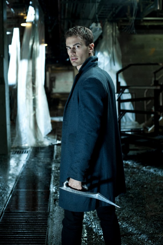  p>提奥·詹姆斯 i>(theo james), /i>1984年12月16日出生于英国牛津