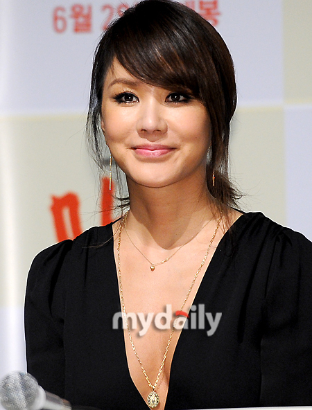  p>严正花(         ,jeong-hwaeom),1969年8月17日出生于韩国忠清北