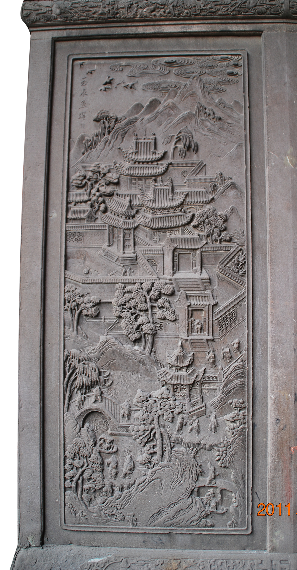  p>有一长方形的本地梅园山红石浅浮雕石刻,内容为"西湖十景"和"玉泉