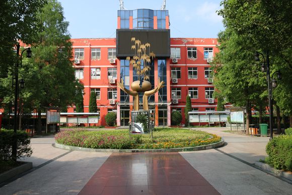 2 middle school),简称"霍邱二中".
