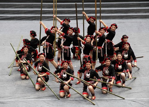  p>浙南畲族为死者超度亡灵,要跳《统兵舞》,舞者六人,均为身强力壮