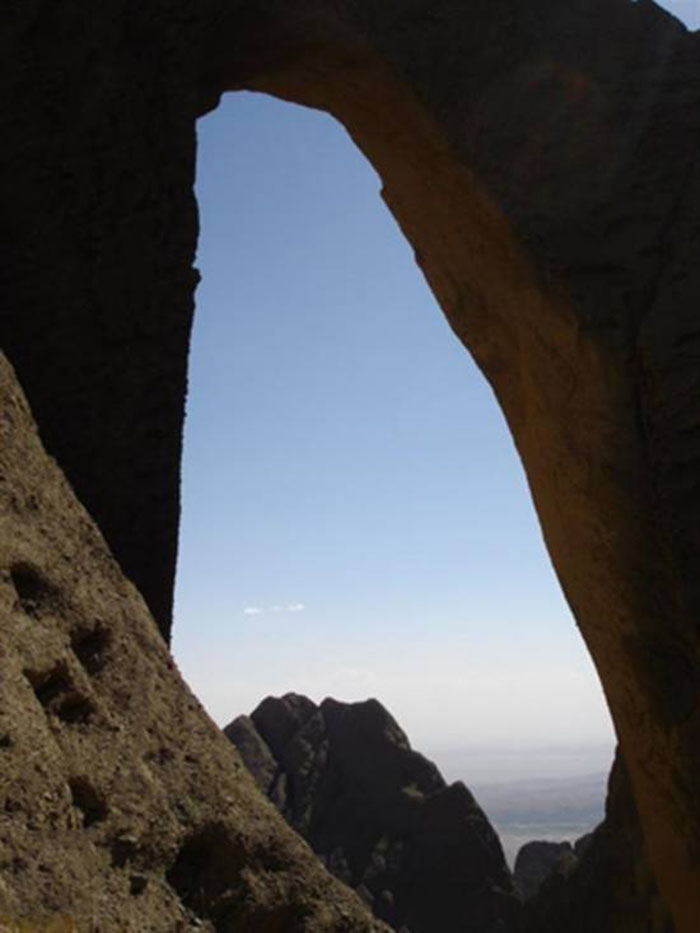 英国探险家艾瑞克·希普顿在附近山区发现了一座巨大的天然石拱门