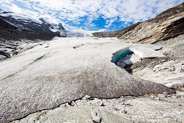  p>冰碛(moraine),在 a href="#">冰川堆积作用 /a>过程中,所挟带和