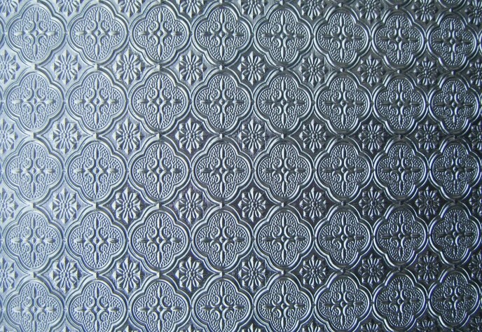 玻璃上的花纹和图案漂亮精美,看上去像压制在玻璃表面的,装饰效果较好