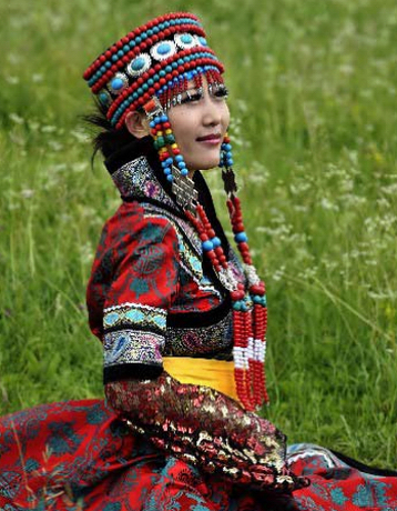  p>《新疆少数民族服饰与节庆》是2008年中国旅游出版社出版的图书