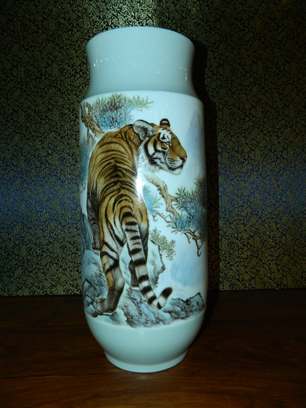 新彩包括贴花,绘画,刷花,喷花,印花,薄膜移花,描金