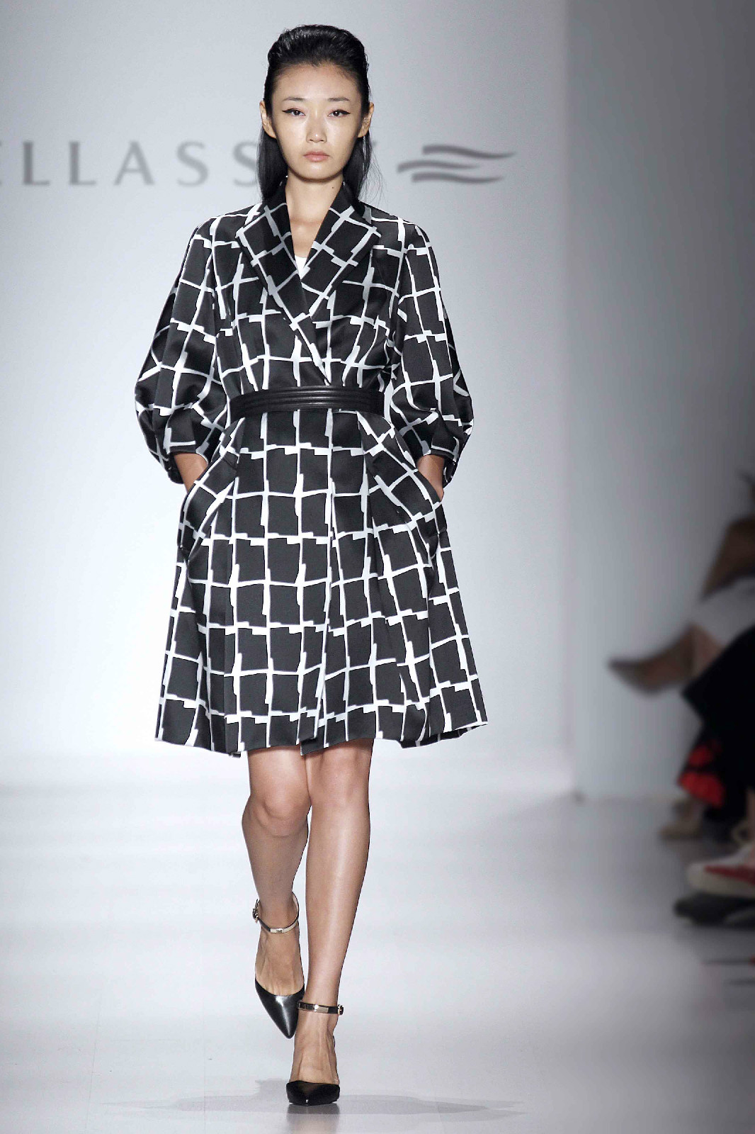 歌力思的服装拥有纤秀的轮廓造型,考究的细部处理,柔和的色彩搭配和