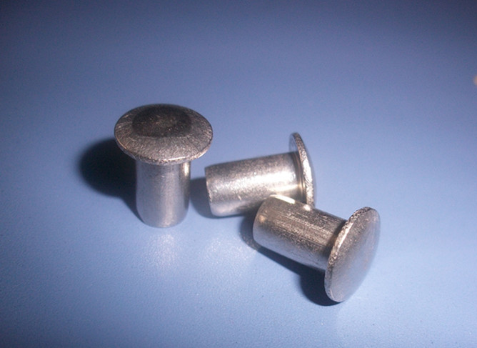 铆钉种类很多,而且不拘形式. /p>