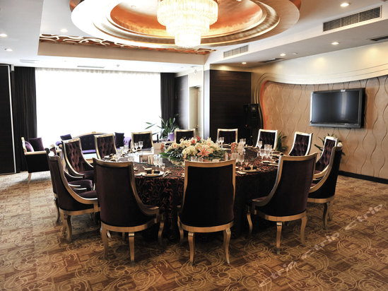  p>重庆丽苑大酒店是一家四星级涉外商务会议型酒店,2000年开业,坐落