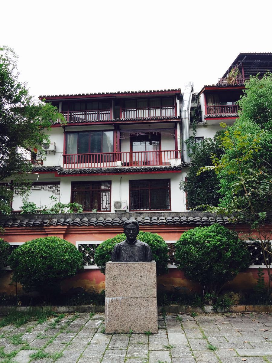  p> a target="_blank" href="/item/徐悲鸿">徐悲鸿 /a>故居位于 a