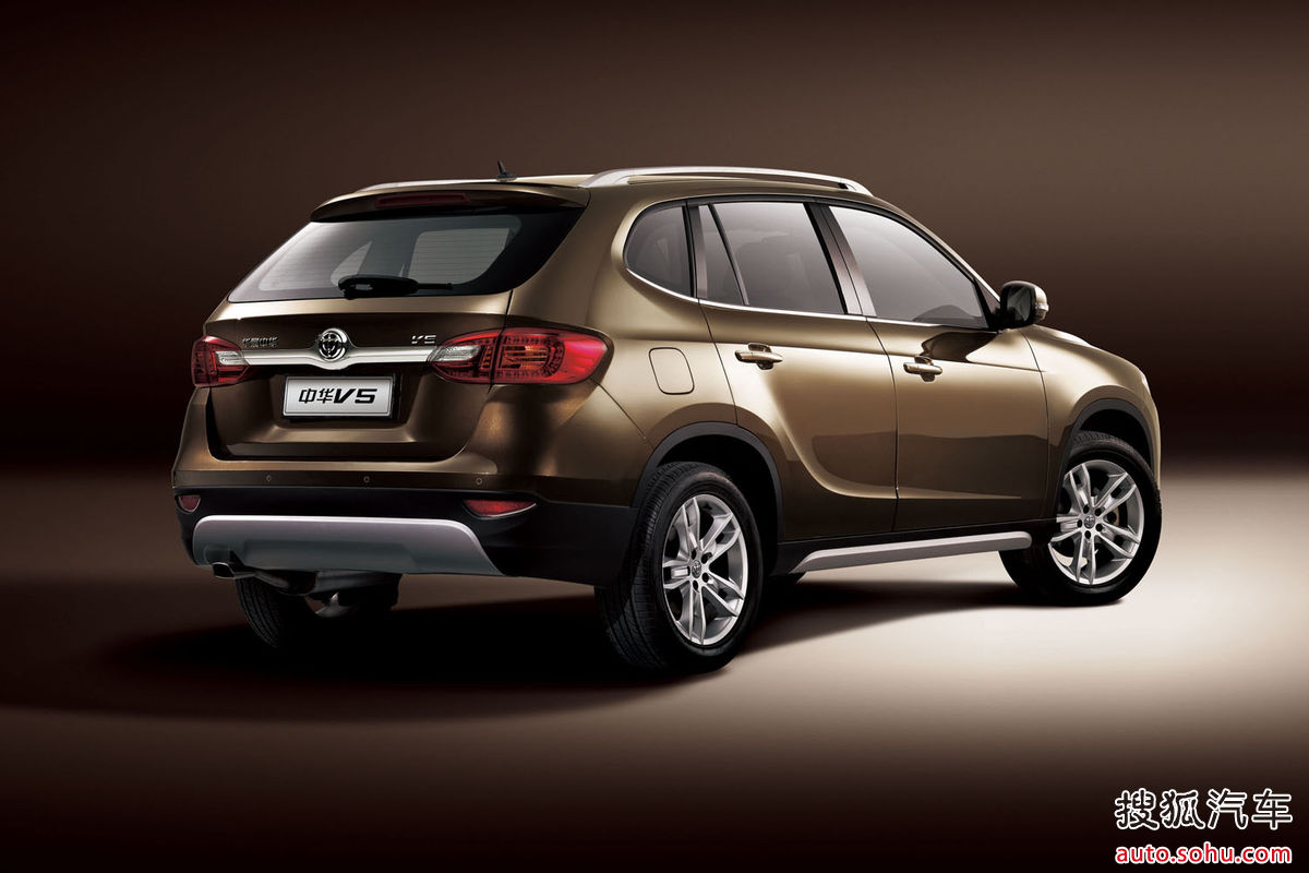  p>中华v5是中华汽车推出的首款suv车型,车头线条圆润,前保险杠非常
