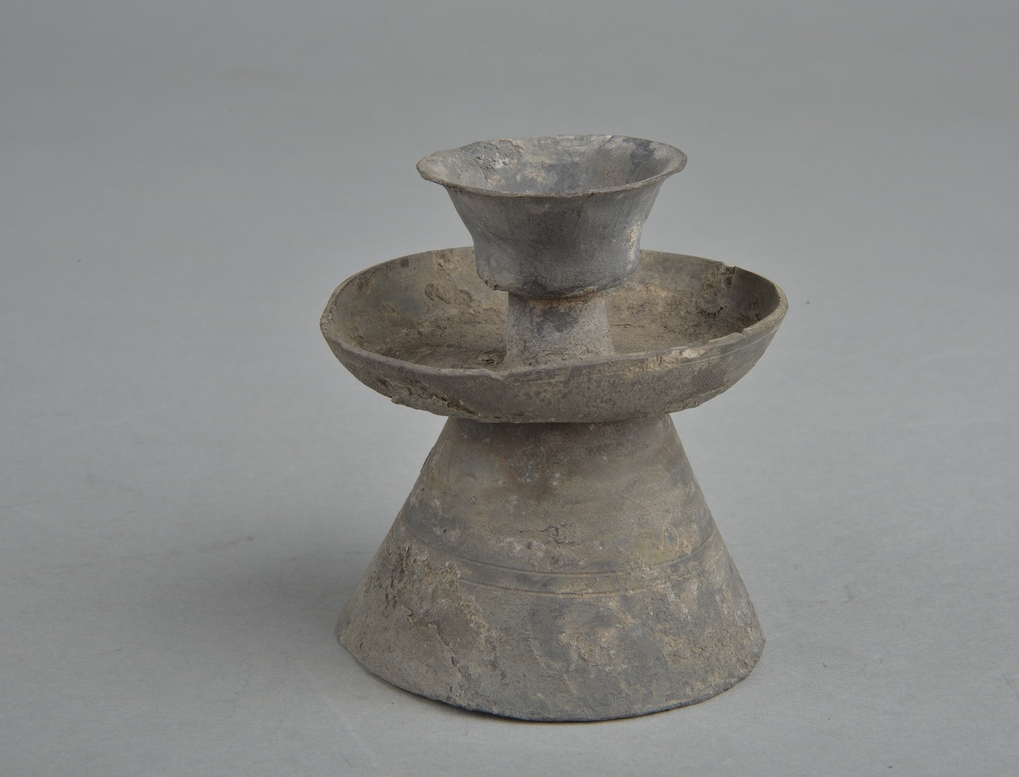  p>明锡灯盏是一件明代文物,现藏于南京博物院. /p> p>明锡灯盏口径4.