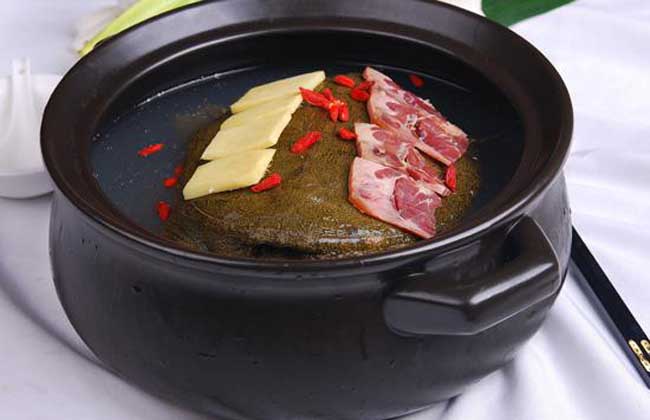  p>火腿炖甲鱼汤是一道经典徽菜,主要原料是甲鱼,火腿,口味是鲜香