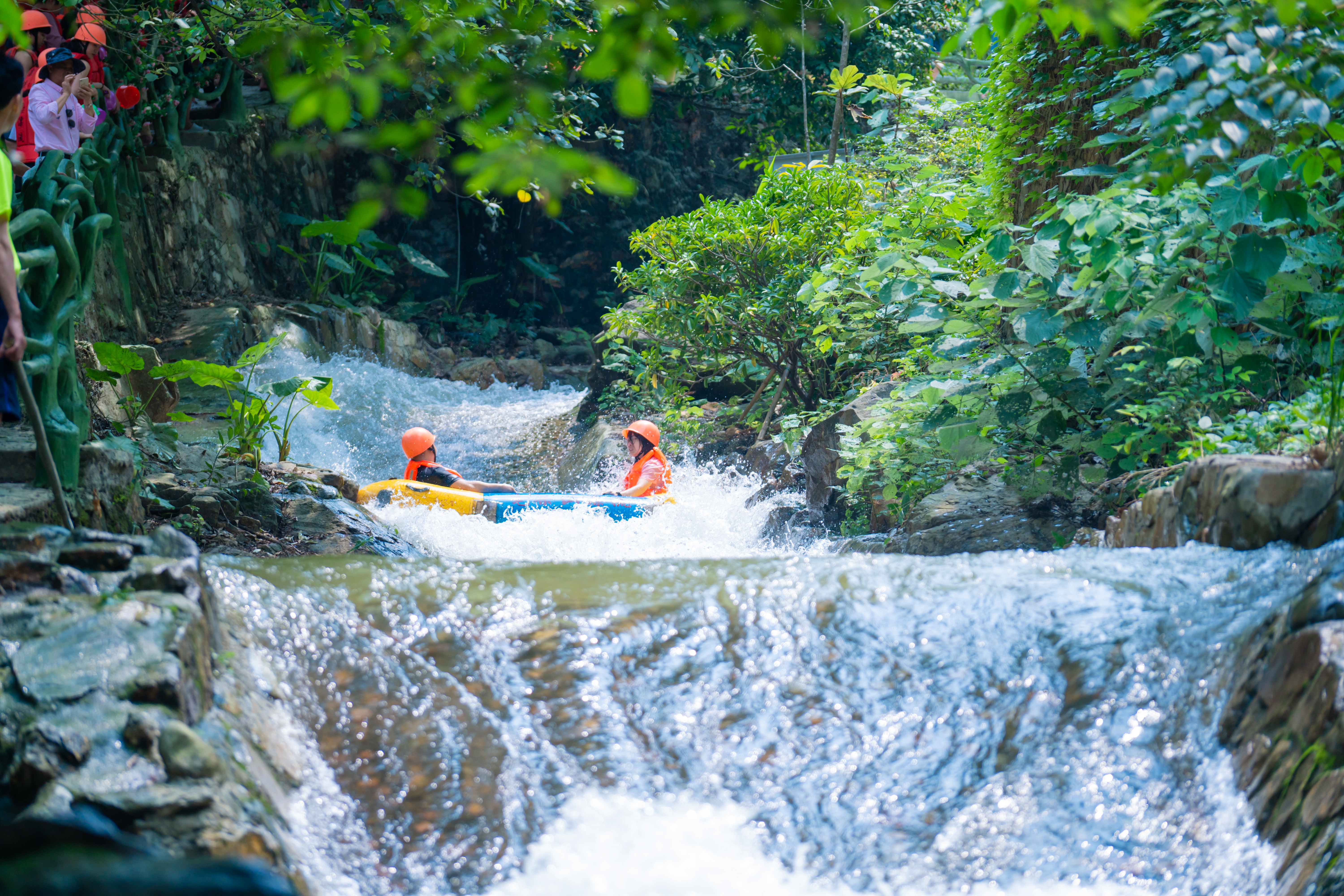 旅游区,位于清远市 a target="_blank" href="/item/清新区/1668242"