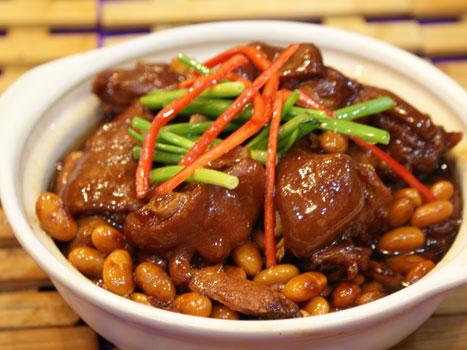  p>黄豆焖肘子是一道菜品,主料为 a href="#" data-lemmaid="10916666