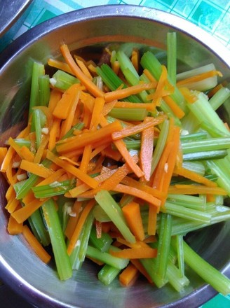 芹菜炒红萝卜