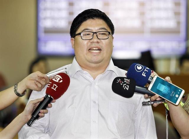  p>  蔡易余(1981年3月14日-  ),台湾律师及政治人物,嘉义县布袋镇新