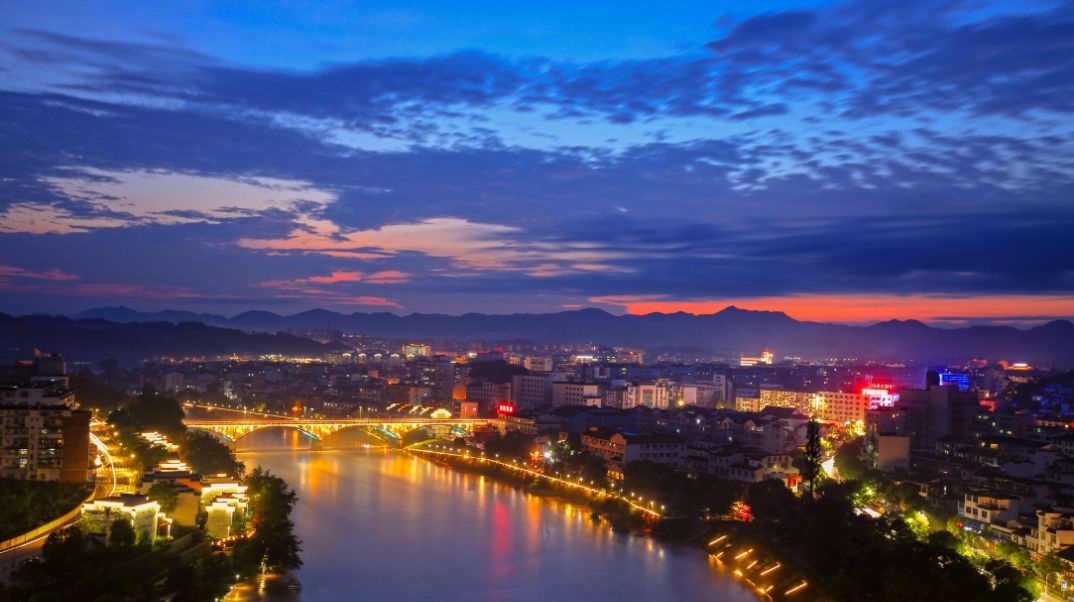  p>婺源县,隶属于江西省上饶市,位于江西省东北部,介于东经117°21