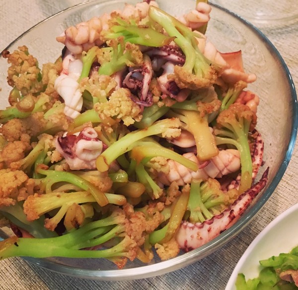  p>鲜鱿炒菜花是以菜花,鲜鱿鱼为主料的菜品. /p>