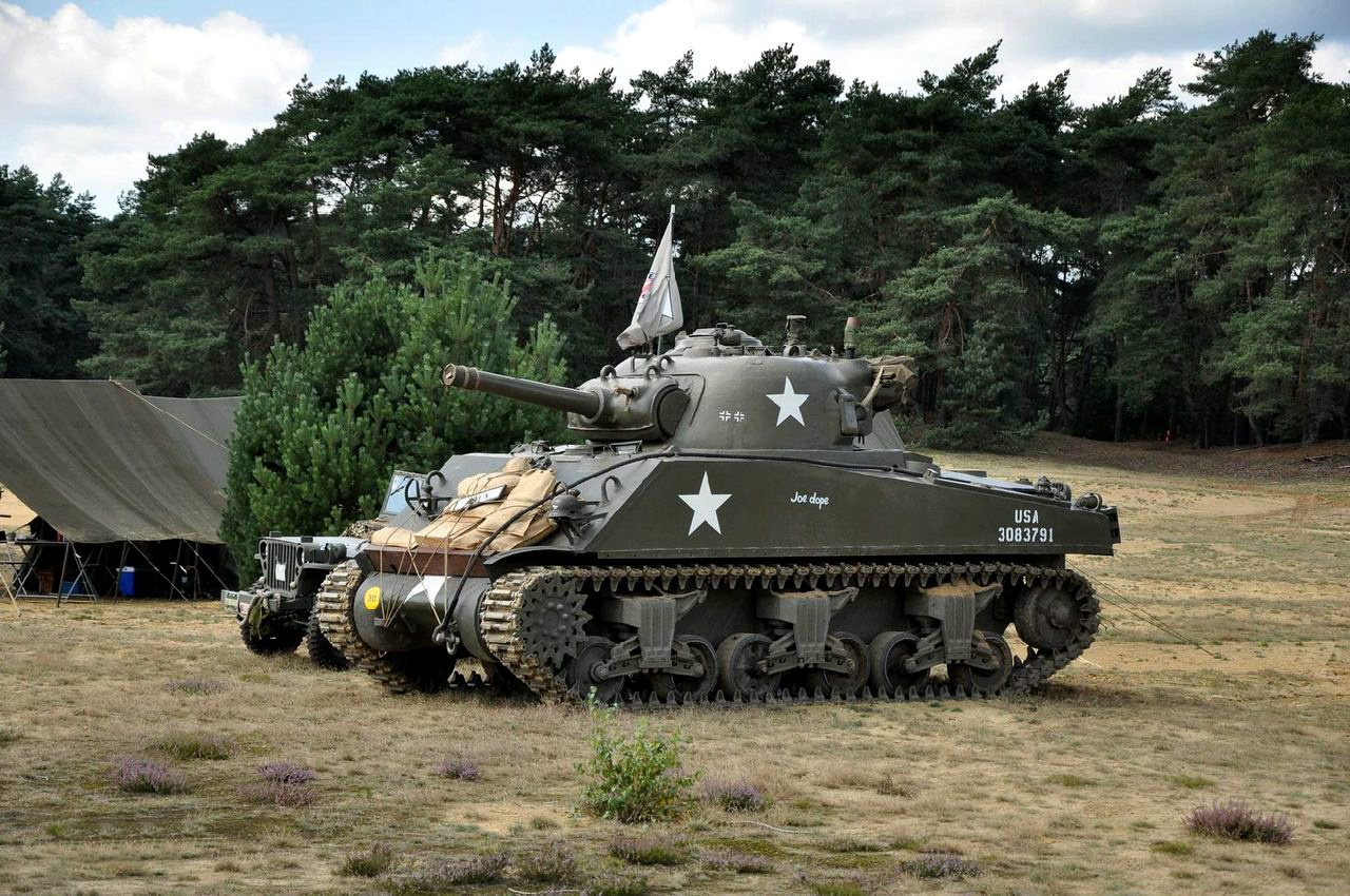 p>m4中型坦克(英文:m4 medium tank,绰号:sherman,音译:谢尔曼,又称