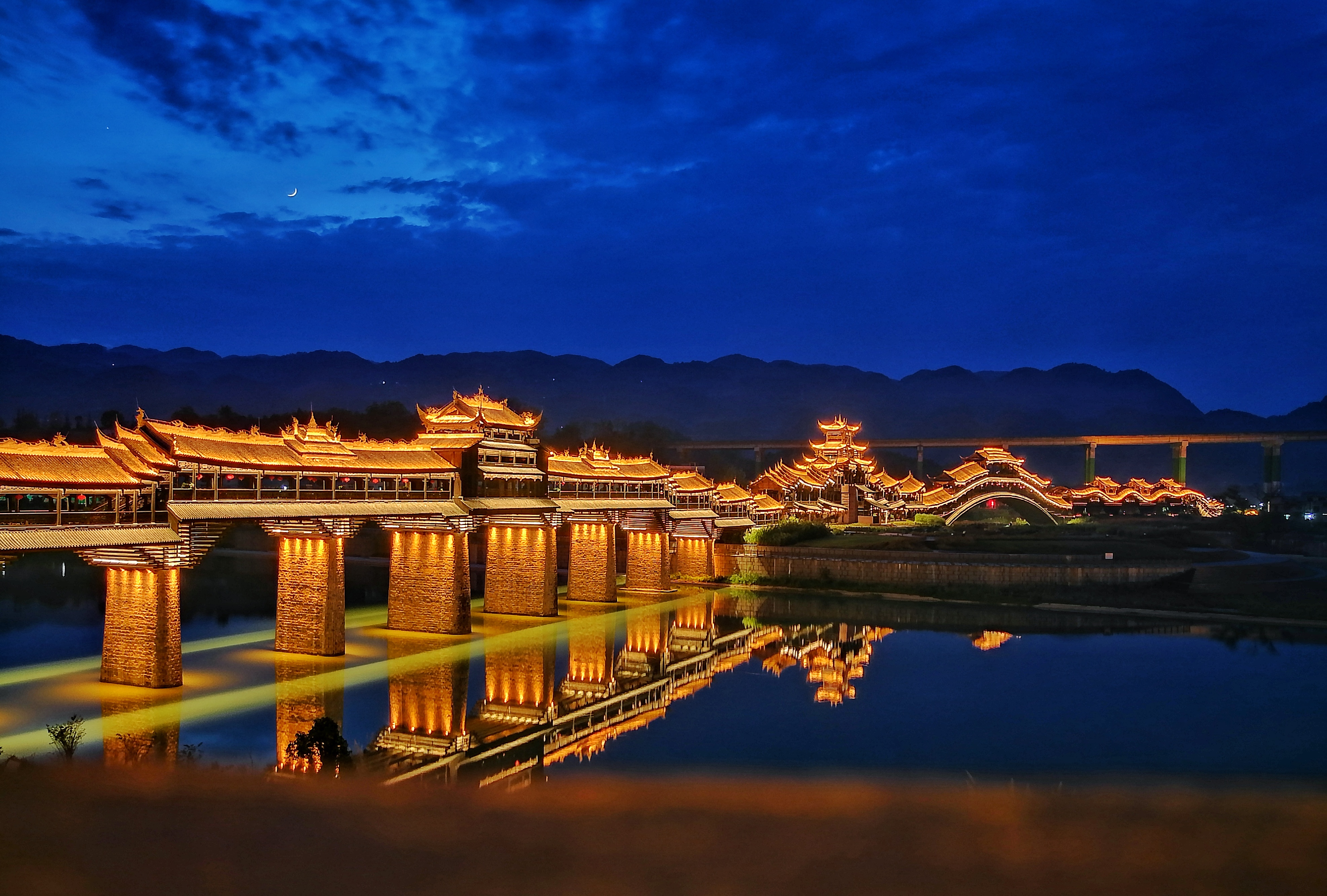  p> b> a href="#" data-lemmaid="12631166">重庆黔江濯水风雨廊桥 