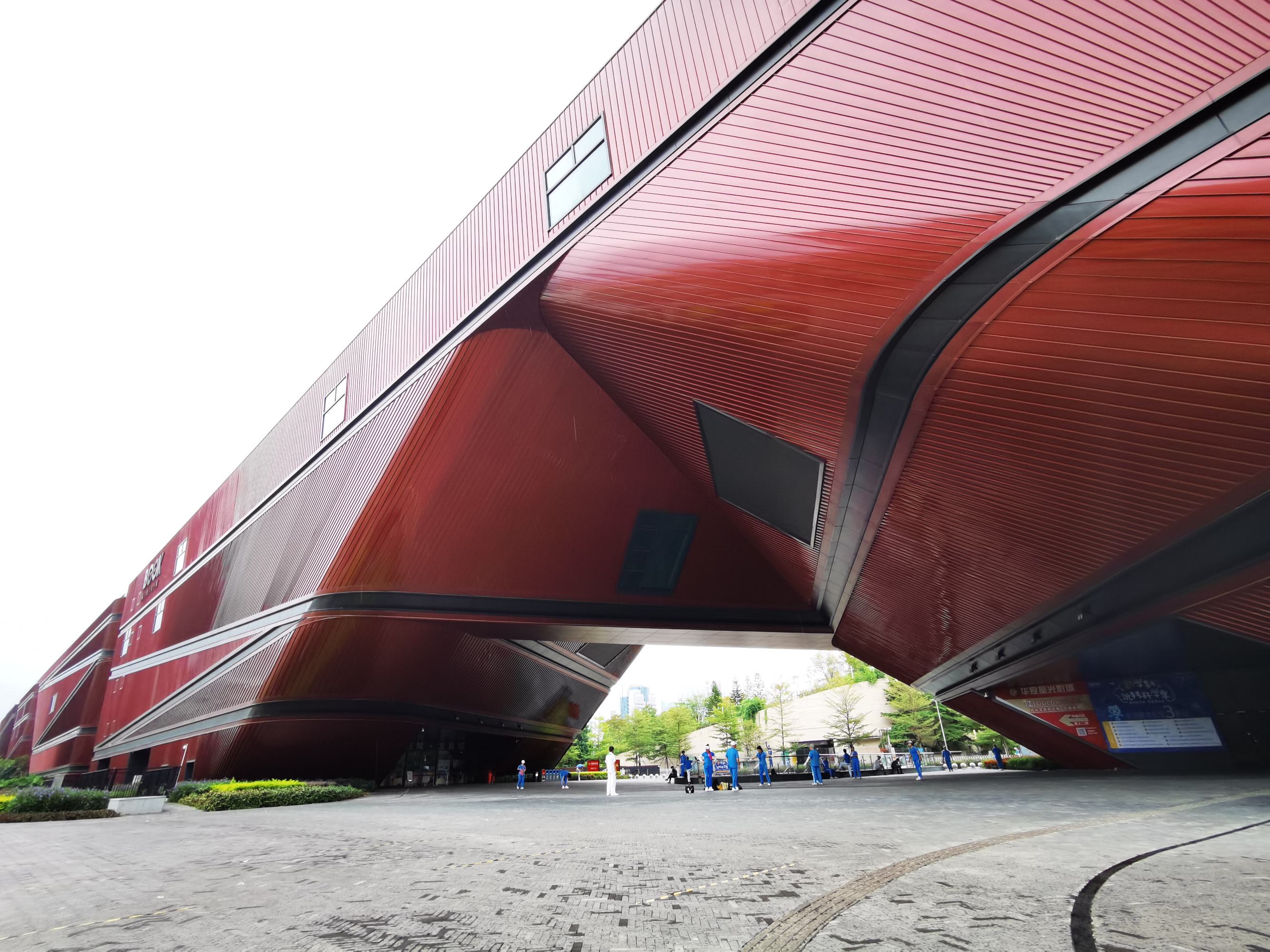  p>深圳红立方位于深圳市龙岗中心城,毗邻龙岗区人民政府,与周边的