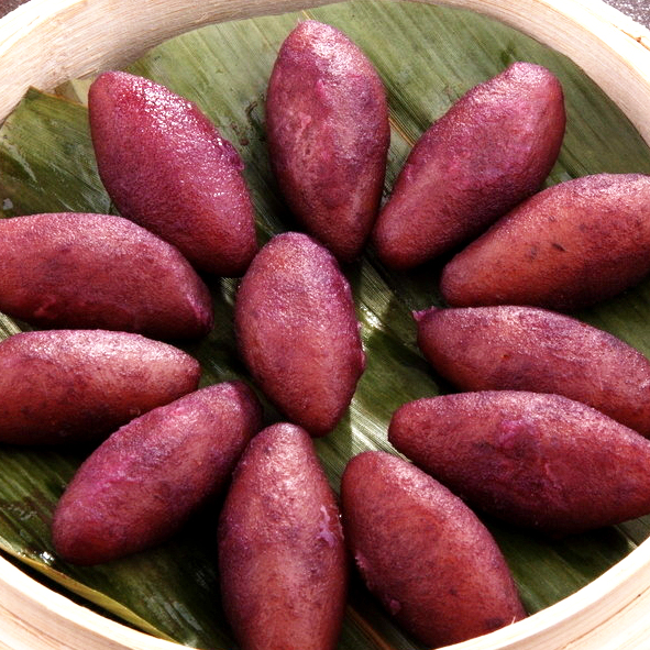  p>迷你型红薯是由浙江农业科学院专家近年刚刚研发出的一种新型红薯