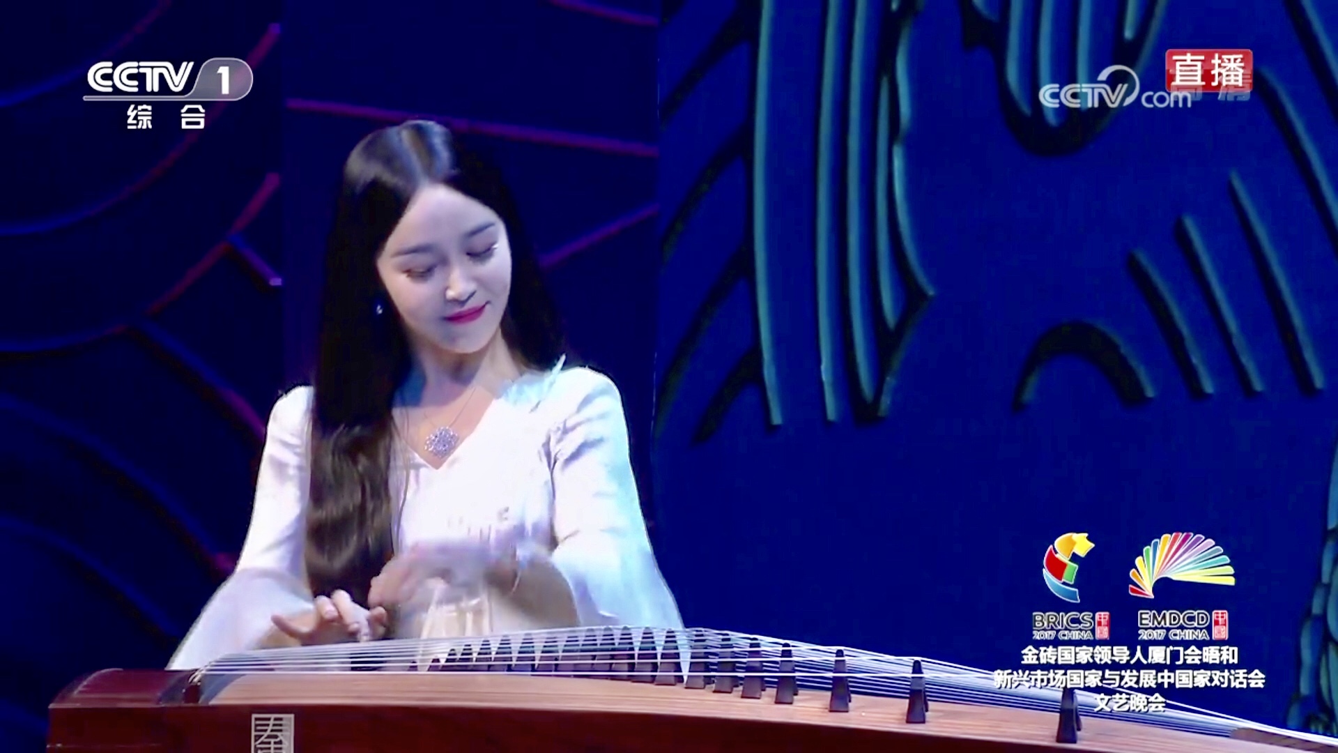 id="gnco51pibm">袁莎,1977年生于浙江省台州市天台县,中国古筝演奏者