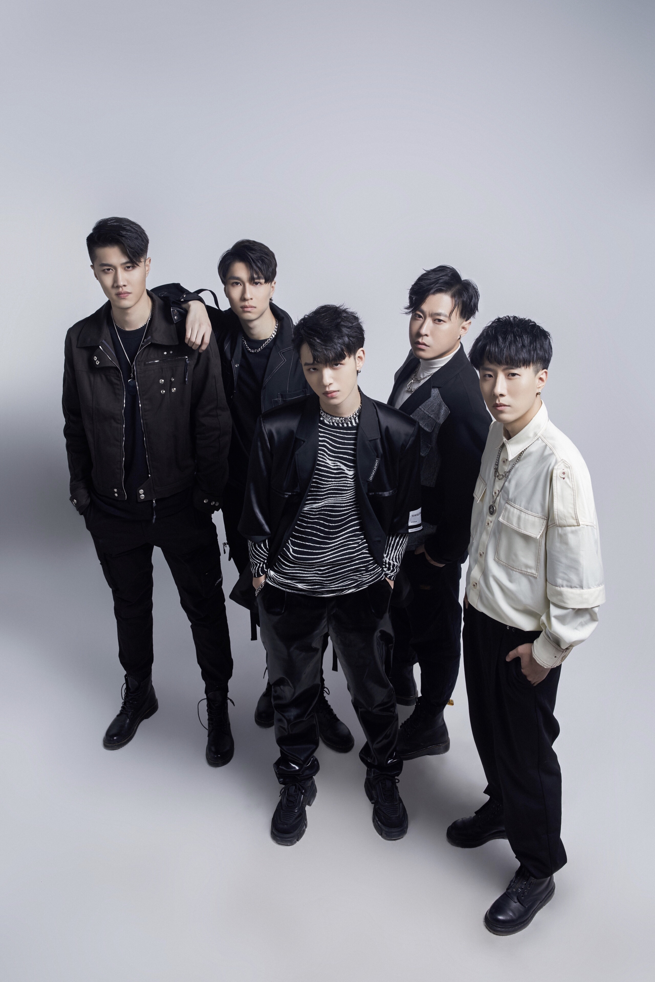 中国内地流行摇滚乐队,由队长兼吉他手倪琰宸,主唱张恩岱,吉他手王 