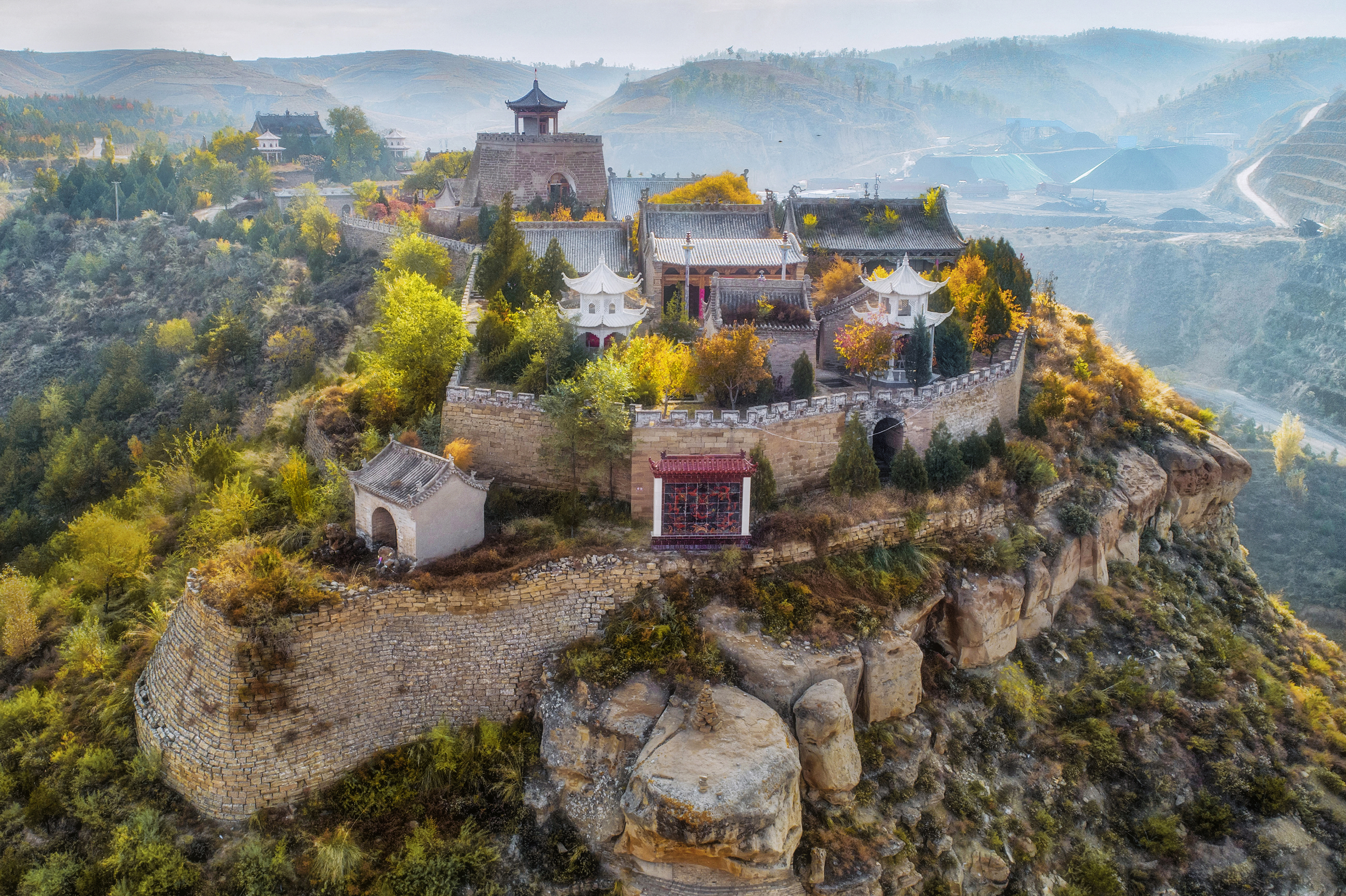 常住人口200余人,旅游景点横山区五龙山庙(法云寺)高约70米,山势雄伟