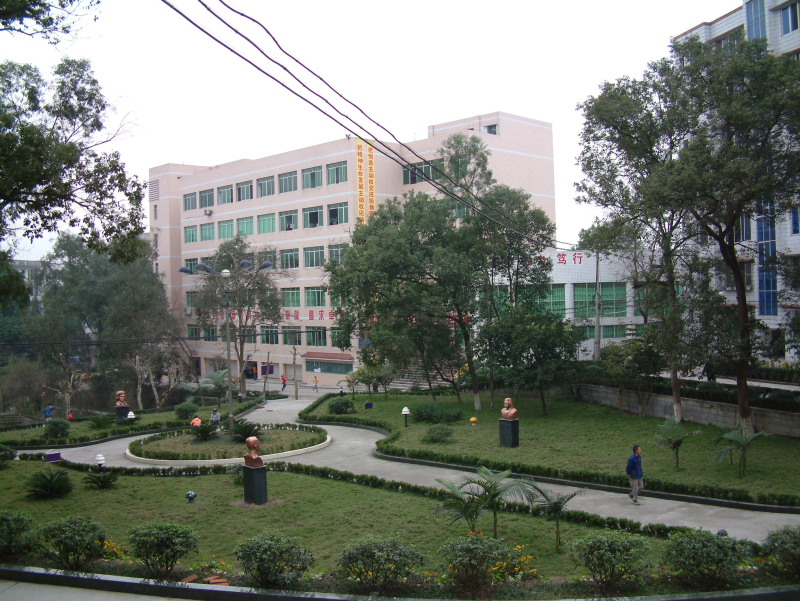 1 high school)简称泸县一中,位于四川省泸县云龙镇云河路777号,是