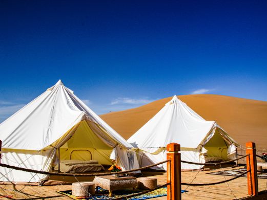 敦煌鸣沙山沙漠露营野奢基地