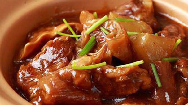  p>柱侯酱焖牛腩是一道普通的家常菜,口味鲜香鲜嫩,营养丰富. /p>