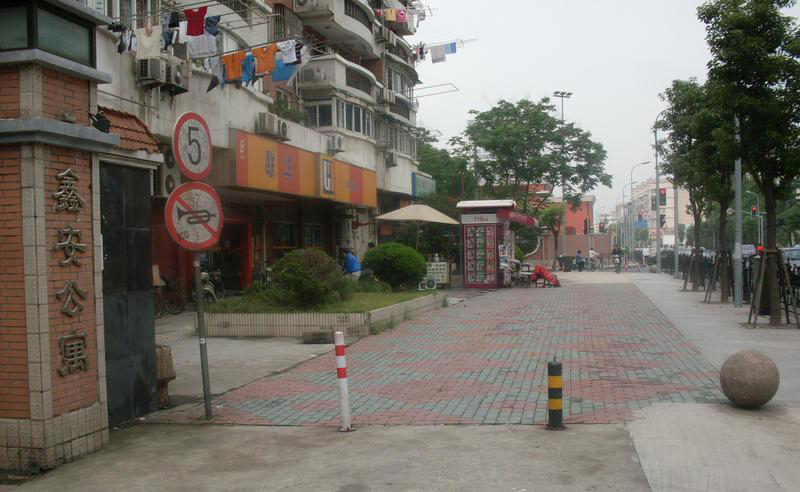  p>鑫安公寓位于柳营路515弄,地铁1号线直通小区,周边公交站点多,交通