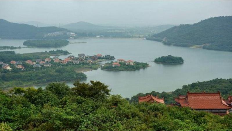  p>香泉湖又叫戎桥水库,位于和县香泉镇北部,石跋河上游. /p>