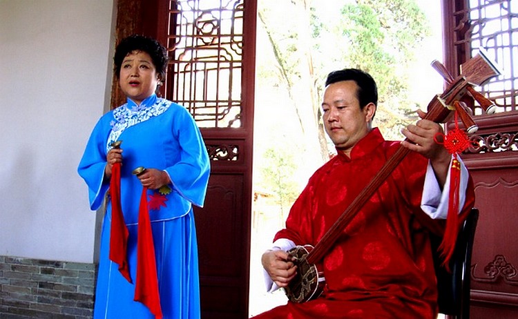  p>秦安小曲,又称"秦安老调",是采用秦安当地方言演唱的古老的传统