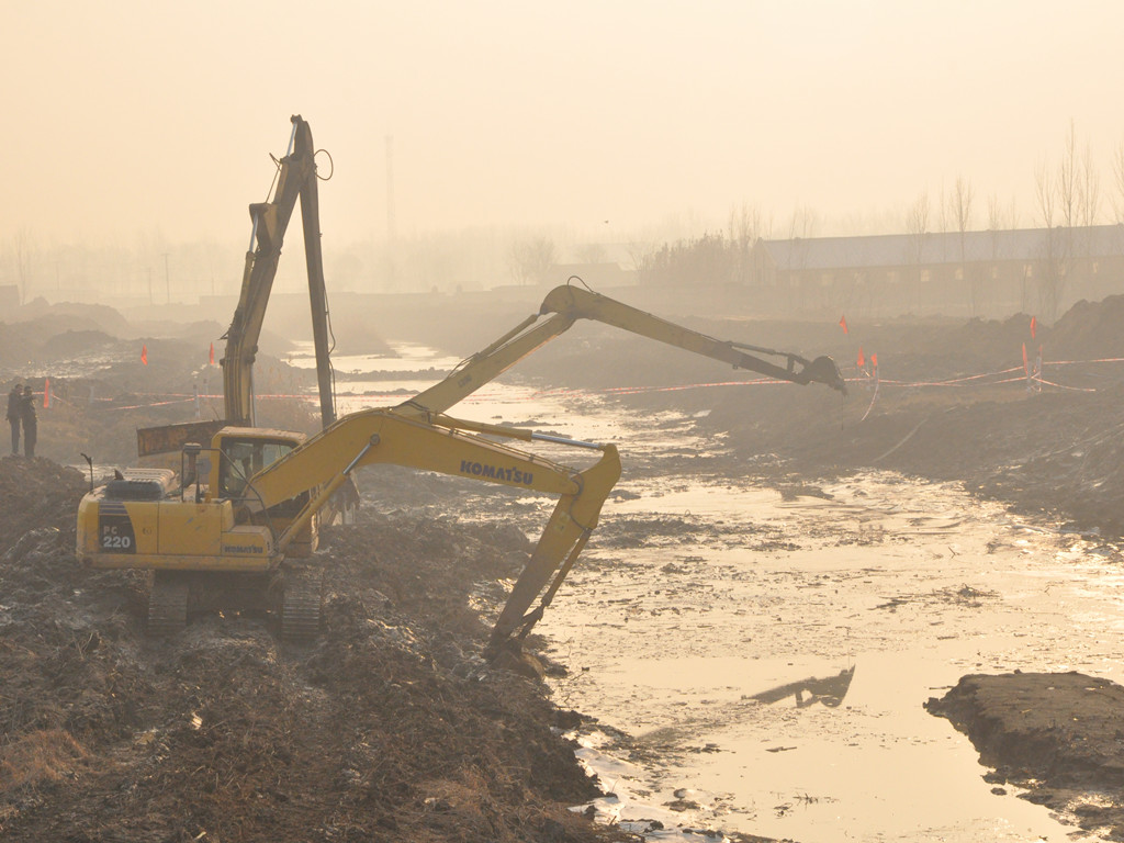  p>疏浚(shū jùn)为疏通,扩宽或挖深河湖等水域,用人力或机械进行水
