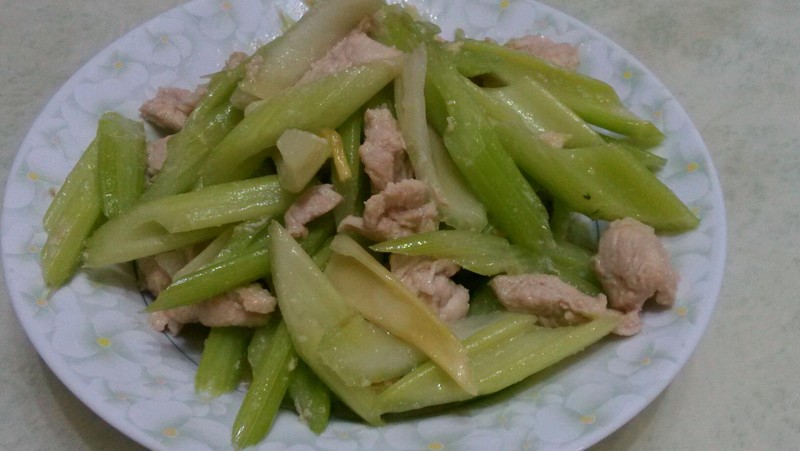  p>西芹炒鸡肉是一道美食,制作原料主要有鸡肉,西芹. /p>