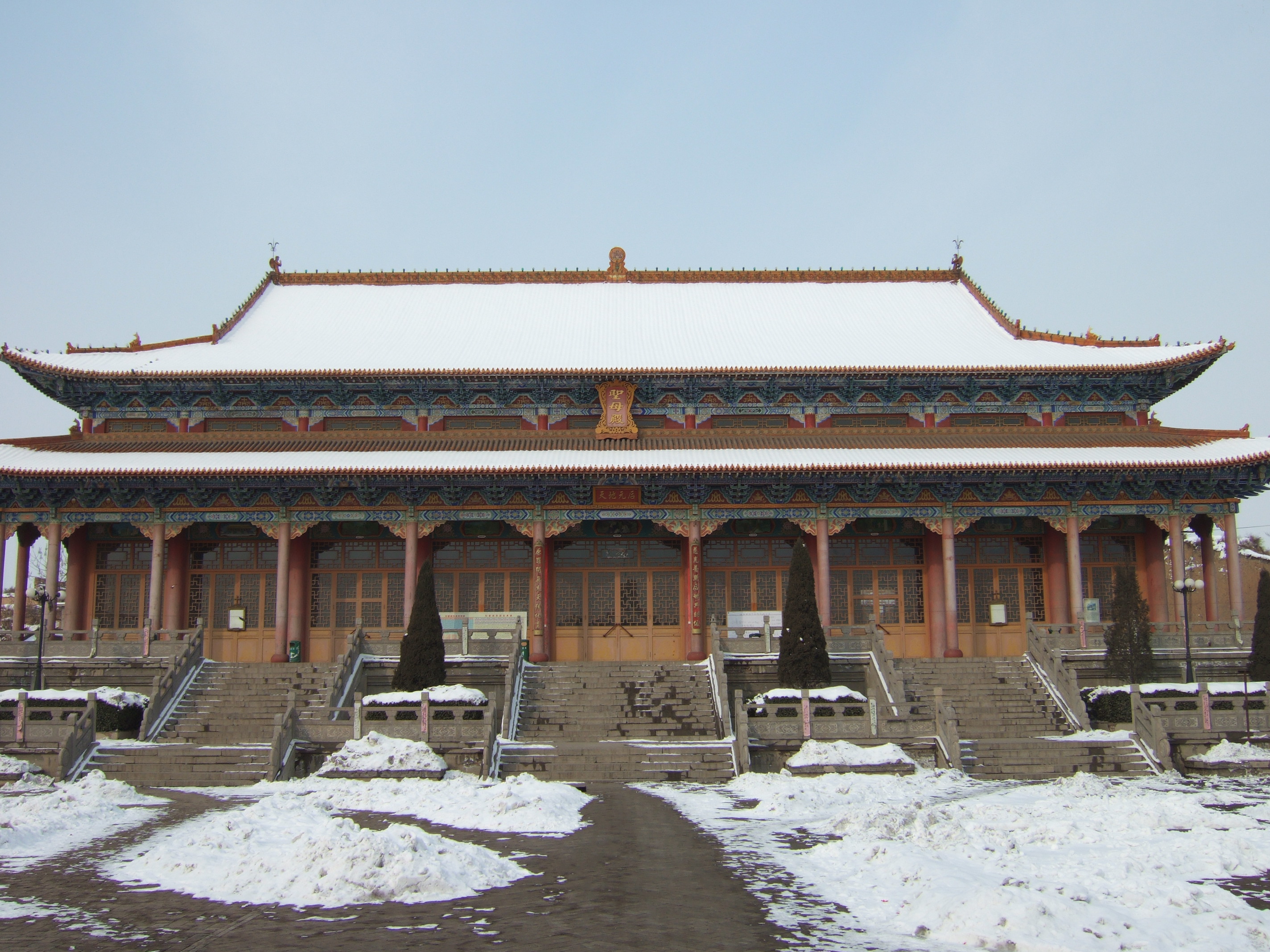  p>坡里圣母殿系全国较大的民族宫殿式天主教堂.