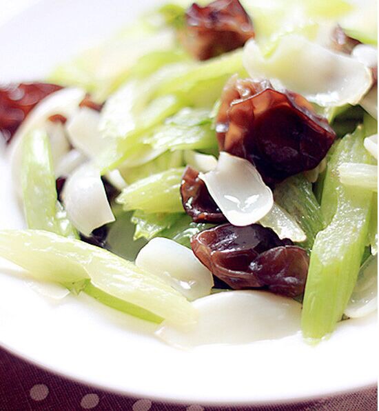 黑木耳西芹炒百合