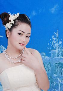  p>东方红艳,曾用名胡红艳,1982年8月1日出生于乌兰哈达,女歌手,演员