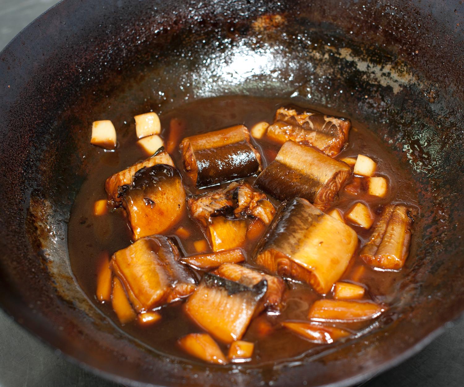  p>锅烧鳗是浙江省传统的地方名菜,属于浙菜系.主要原料是活河鳗.